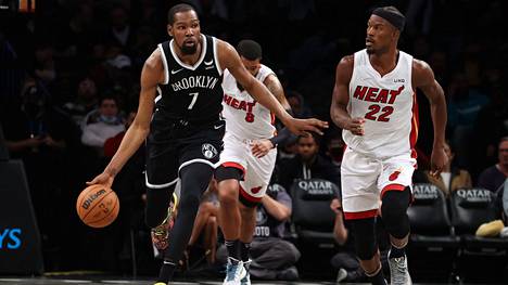 Brooklynin Kevin Durant (vas.) on saanut isot sakot käyttäytymisestään. Kuva ottelusta Miami Heatia vastaan.