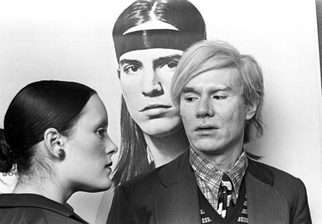Andy Warhol Trash-elokuvansa ensi-illassa Münchenissä pääosan esittäjän Jane Forthin kanssa vuonna 1971. 
