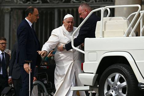 Paavi Franciscus avustettiin erikoisvalmisteisen ajoneuvonsa kyytiin Vatikaanissa keskiviikkona.