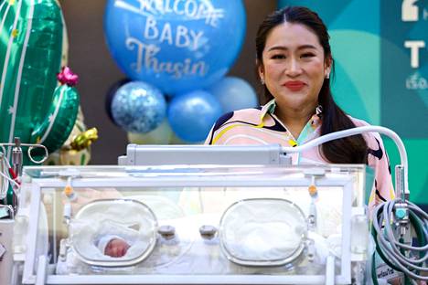 Paetongtarn Shinawatra lehdistötilaisuudessa vauvansa kanssa Bangkokissa 3. toukokuuta.