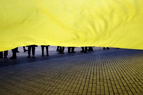 The large Ukrainian flag that was in the procession was eventually spread on the stairs of Potemkin.