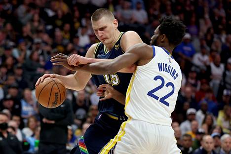 Nikola Jokić (vas.) on ollut huimassa iskussa NBA:ssa viime kausina. Kuvassa taisteluparina Golden State Warriorsin Andrew Wiggins.