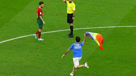 Sateenkaarilipun kanssa kentälle juossut katsoja keskeytti Portugalin ja Uruguayn välisen MM-kamppailun hetkeksi.
