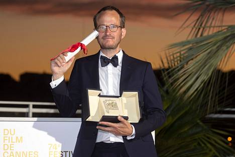 Ohjaaja Juho Kuosmanen voitti kesällä Cannesissa kakkospalkinnon Hytti nro 6- elokuvalla. Saako Kuosmasen työryhmä nyt revanssin ja voittavatko he Euroopan parhaan elokuvan palkinnon ranskalaisen Cannes-voittaja Titanen ohi?
