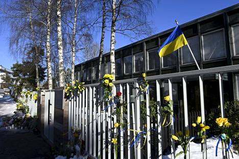 Ukrainan suurlähetystö kukitettiin Helsingissä.