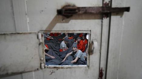 HS pääsi harvinaiselle vierailulle syyrialaiseen vankilaan, jossa pidetään Isisin taistelijoita – ”Meilläkin on oikeuksia”, sanoo ruotsalainen Farhad