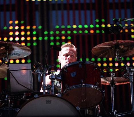Larry Mullen soitti U2:n keikalla Helsingin Olympiastadionilla kesällä 1997. 
