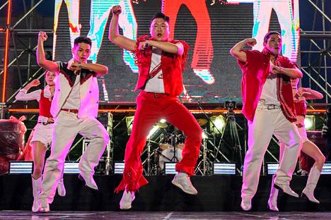 Eteläkorealainen tuottaja-laulaja Psy esittämässä hittiään keväällä 2022 Soulissa. 