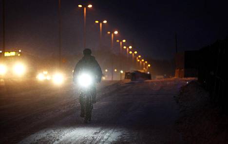 Ympärivuotisen pyöräilyn suosio kasvaa pääkaupunkiseudulla. Kuva on otettu Helsingissä Kulosaaren sillalla vuonna 2013.