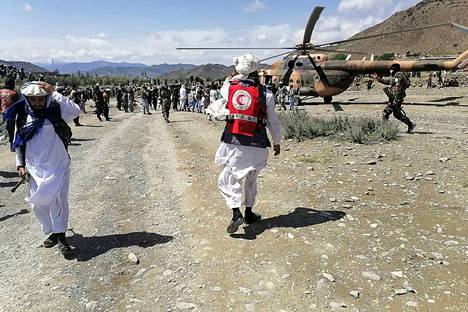 Sotilaita ja Afganistanin Punainen puolikuu -avustusjärjestön työntekijöitä maanjäristysalueella Gayanin alueella Paktikan maakunnassa.