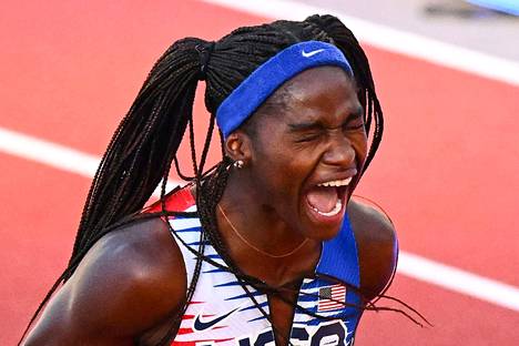 Yhdysvaltain ankkuri Twanisha Terry pääsi juhlimaan naisten pikaviestin MM-kultaa.