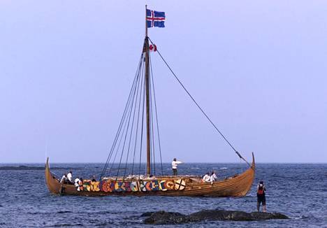 Viikinkien noin tuhat vuotta sitten käyttämiä laivoja jäljittelevä laiva saapumassa Kanadan L’anse Aux Meadowsiin heinäkuussa 2000.