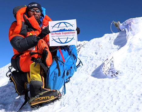 Kami Rita Sherpa jälleen kerran Mount Everestin huipulla. Kuva toukokuulta 2019.