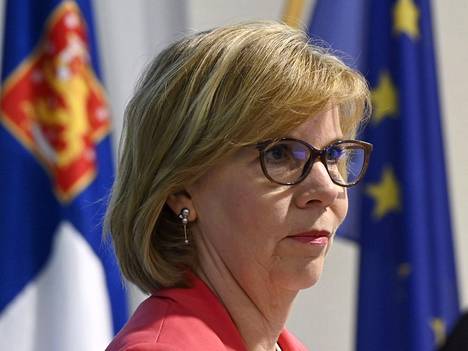 Oikeusministeri Anna-Maja Henriksson (r) vakuuttaa, että Suomessa noudatetaan jatkossakin Euroopan neuvoston luovutussopimusta. Kuva tiedotustilaisuudesta Helsingistä 3. kesäkuuta.