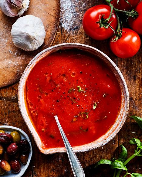Tomaattikastike valmistuu purkkitomaateista hetkessä.