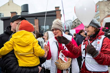 Demareiden eduskuntavaalikampanjointia Porin Eetunaukiolla ja kävelykadulla maaliskuussa 2019. Sdp aikoo kohdata miljoona suomalaista ennen ensi kevään eduskuntavaaleja.