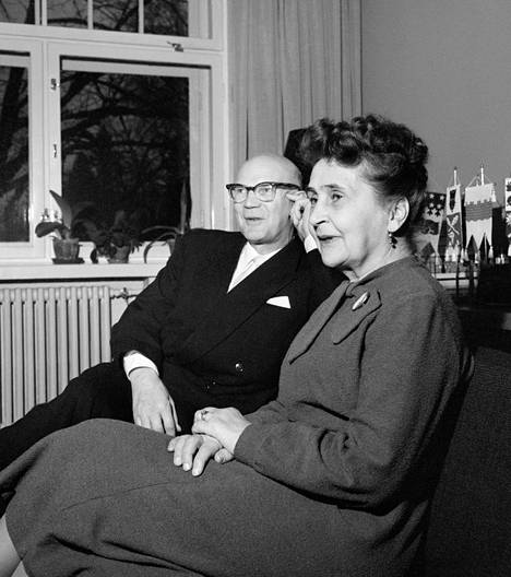 Tasavallan presidentti Urho Kekkonen ja rouva Sylvi Kekkonen kotioloissa Tamminiemessä vuonna 1958
