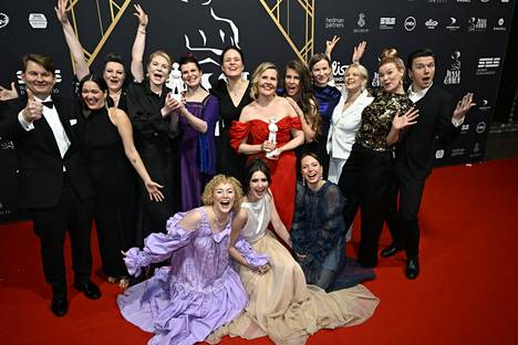 Tytöt tytöt tytöt -elokuvan tekijät poseeraavat palkintojen kanssa Jussi-gaalassa Helsingissä perjantaina. 