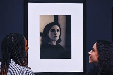Valokuvaaja Dora Maarin teoksia oli esillä Tate Modernissa marraskuusa 2019 maaliskuuhun 2020. Museon henkilökunta esitteli taiteilijan muotokuvaa, yhtä näyttelyn 200 valokuvasta. 