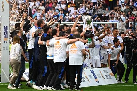 Real Madridin pelaajat juhlivat mestaruutta lauantaina.