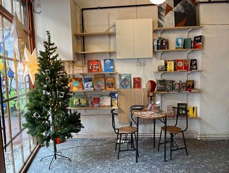 Рождественская ёлка в книжном магазине. Фото: Роман Штыль-Битыньш