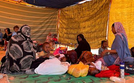 Pääkaupunki Khartumista paenneita sudanilaisia odotteli tietoa tulevasta Wadi Halfan kaupungissa Sudanissa lähellä Egyptin rajaa 1. toukokuuta.