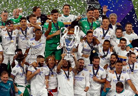 Real Madridin pelaajat juhlivat seuran neljättätoista Euroopan cupin voittoa Pariisissa.