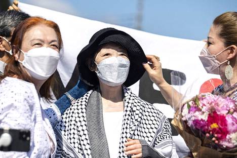 Fusako Shigenobu (kuvassa keskellä) puhui medialle yhdessä tyttärensä (kuvassa oikealla) ja asianajajansa kanssa vapautumisensa jälkeen lauantaina.