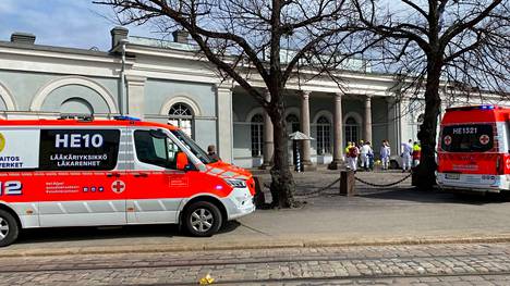 Ambulansseja päävartion edustalla Kruununhaassa perjantaina.