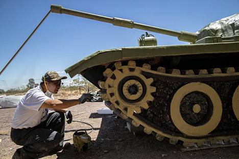 Veistostaiteilija Weiming Chen viimeisteli Tank Man -nimistä taideteostaan Kaliforniassa verilöylyn vuosipäivää varten. Styroksista tehty panssarivaunu on luonnollisen kokoinen.