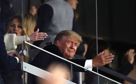 Yhdysvaltain entinen presidentti Donald Trump ja hänen puolisonsa Melania Trump osallistuivat kiisteltyyn yleisörituaaliin baseball-ottelussa Atlantassa.