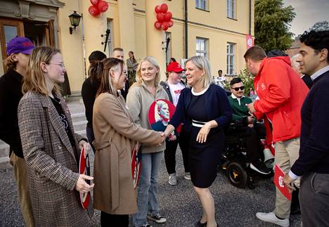 Pääministeri Andersson kiitti puolueen nuorisojärjestön jäseniä, jotka lauloivat Botkyrkaan saapuneelle pääministerille.