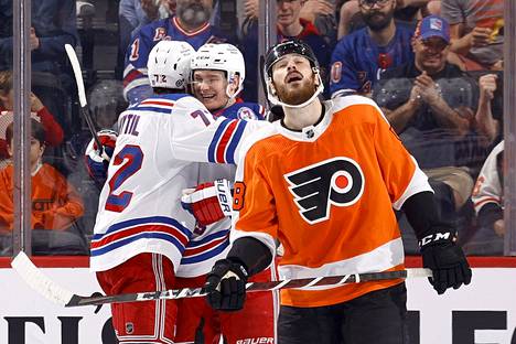 New York Rangersin Kaapo Kakko (kesk.) sai maalinsa jälkeen onnittelut Filip Chytililtä. Philadelphia Flyersin Tanner Laczynski ei ollut yhtä iloisissa tunnelmissa.