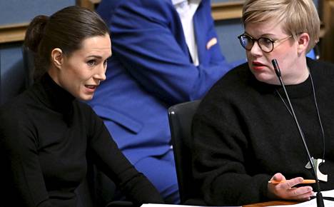 Pääministeri Sanna Marin (sd) ja valtiovarainministeri Annika Saarikko (kesk) ovat kiistelleet saamelaiskäräjälaista viime torstaista lähtien.