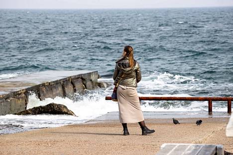 Nainen Odessan rannalla katseli merelle, jonka horisontin takaa venäläiset sotalaivat ovat ampuneet risteilyohjuksia eri puolille Ukrainaa.