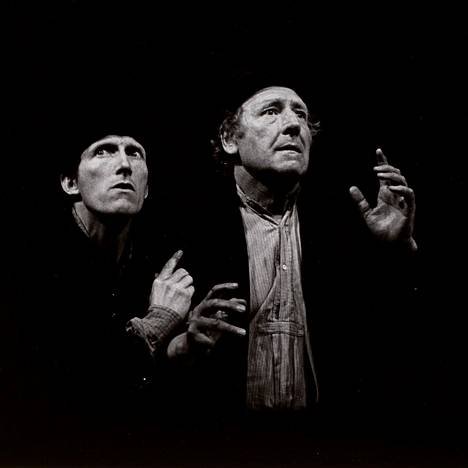 Vuonna 1978 Avignonin festivaalilla järjestetyssä Huomenna hän tulee -esityksessä Estragonia näytteli Jacques Narcy ja Vladimiria Georges Wilson.