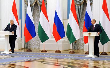 Venäjän presidentti Vladimir Putin ja Unkarin pääministeri Victor Orban tiistaina tiedotus­tilaisuudessa Moskovassa.