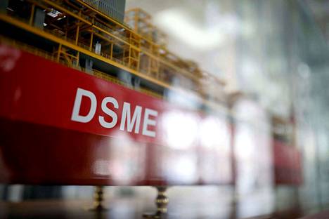 Daewoo Shipbuilding & Marine Engineering eli DSME:n nimi lukee yhtiön Soulin konttorirakennuksessa esillä olevassa pienoismallissa.