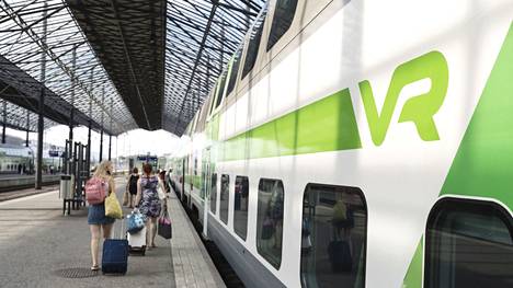 Matkustajia ja VR:n logo kaukoliikenteen junassa Helsingin päärautatieasemalla 7. heinäkuuta 2021.