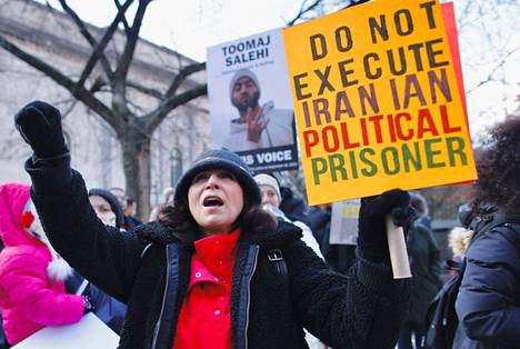 Ihmiset osoittivat mieltään Iranin kuolemantuomioita vastaan Iranin YK-edustuston edessä New Yorkissa joulukuussa.