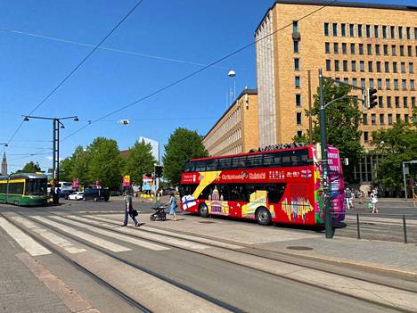Helsinkiä kiertävän turistibussin kyljessä komeileva kirkko on herättänyt keskustelua.