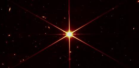 Webb-avaruusteleskoopin koekuvan tarkkuus yllätti. Kuva Aurinkoa suuremmasta tähdestä ei ole utuinen, vaikka tähti on noin 2 000 valovuoden päässä. 