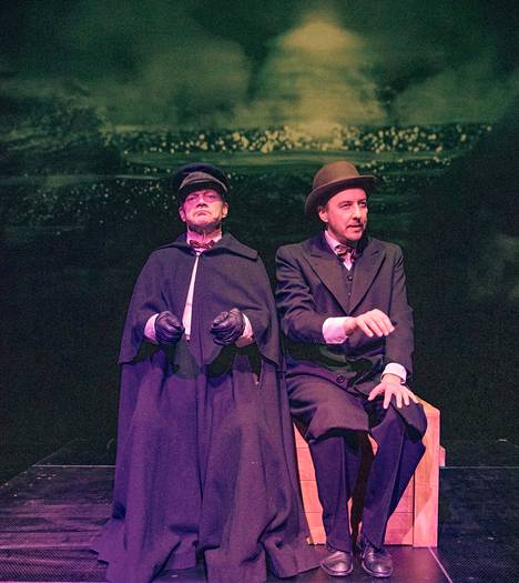 Puntti Valtonen and Mikko Rantaniva are acting in The Lady in Black, which can be seen at the Hämeenlinna theater.