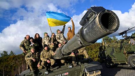 Ukrainalaissotilaat poseerasivat brittiläisen Challenger 2 -taistelupanssari­vaunun päällä koulutuksessa Bovington Campissä Britanniassa 22. helmikuuta. Köyhdytettyä uraania sisältävät ammukset toimitaan Ukrainaan samalla, kun Britannia toimittaa lupaamansa Challenger 2 -taistelu­panssari­vaunut.