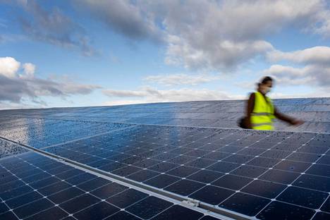 Komissio esittää myös tilapäistä voittojen leikkuria uusiutuvan energian ja ydinvoiman tuottajille. Aurinkopaneeleja Guignenin aurinkovoimalassa Ranskassa.