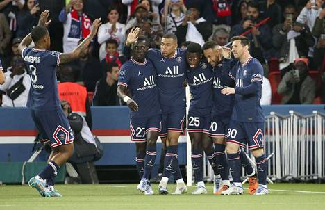 PSG:n tähdet juhlivat 2–1-voittoa Marseillea vastaan 17. huhtikuuta.