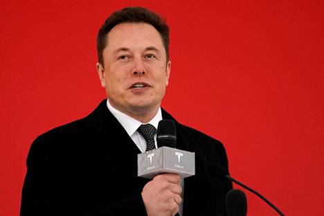 ”Tulevaisuudessa robotaksit palaavat kotiin, pysäköivät automaattisesti ja lataavat itsensä”, Teslan toimitusjohtaja Elon Musk maalaili autoilun tulevaiosuutta maanantaina Teslan Autonomy-päivässä. Kuva tammikuulta.