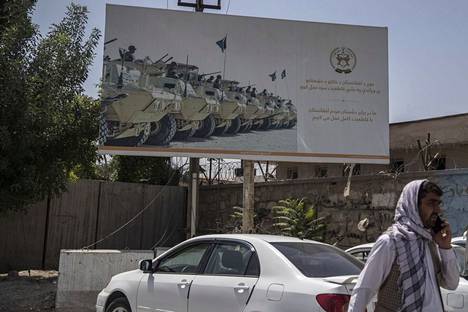 Afganistanin armeijan mainostaulu Kabulissa näyttää, miltä maan sotajoukkojen tulisi näyttää. 