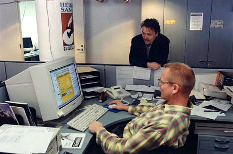 Graafikko Miika Holopainen ja it-asiantuntija Markku Kurki valmistelivat Helsingin Sanomien ensimmäistä Verkkoliitettä HS:n toimituksessa helmikuussa 1996.