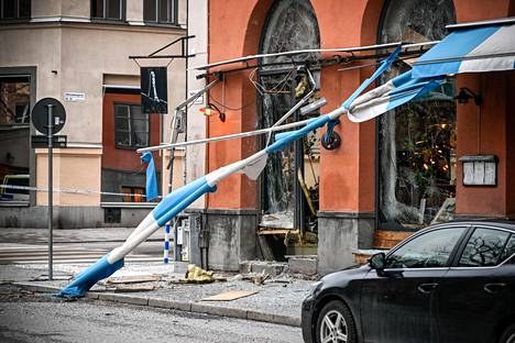 Södermalmin tiistainen räjähdys rikkoi ravintolan sisäänkäynnin ja talon julkisivua.